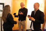 Ausstellung: 'Reading Images - Wenn aus Worten Bilder werden' von Tom Schoonooghe; Rikarde Riedesel überreicht den Literaturpflasterstein an Tom Schoonooghe (rechts) und Stefan Boonen (links); Foto: Jens Gesper