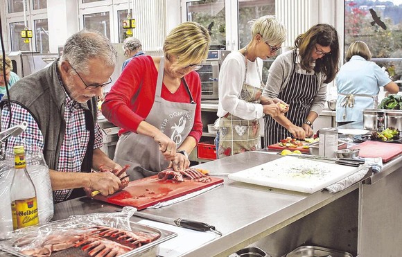 Hier wird geschnibbelt und filetiert, was das Zeug hält – im Kollektiv kochen, norwegische Spezialitäten und den Umgang damit kennenlernen und regionale Traditionsgerichte auf den Teller bringen: Im Rahmen des Literaturpflasters gab es wieder die beliebten Kochkurse mit Hans-Christian Radenbach und ziemlich viele Leckereien auf den Teller. (SZ-Foto: Sarah Benscheidt)