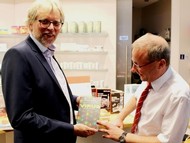 Vortrag: 'Dit is wat we delen - Literatur aus Flandern und den Niederlanden zwischen 1993 und 2016' von Prof. Dr. Jan Konst: Dr. Jan Konst und Karsten Wolter (Kur Apotheke) am Büchertisch; Foto: Jens Gesper
