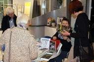 Lesung: 'Wir und ich' von Saskia de Coster; Büchertisch der Buchhandlung MankelMuth (Monika Schröder) im Autohaus Kroh; Foto: Jens Gesper