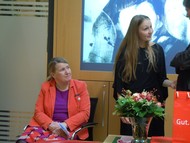 Vernissage zur Ausstellung ‚Repeat‘ von Mia Saharla, Andrea Brockmann (Einführung) und Mia Saharla (Künstlerin); Foto: Rikarde Riedesel