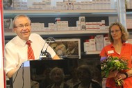 Vortrag: 'Dit is wat we delen - Literatur aus Flandern und den Niederlanden zwischen 1993 und 2016' von Prof. Dr. Jan Konst: Karsten Wolter (Kur Apotheke) begrüßt das Publikum; Foto: Rikarde Riedesel