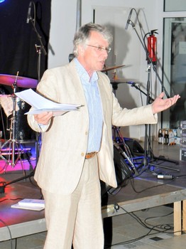 Schirmherr Prof. Ralf Schnell eröffnet das Bad Berleburger Literaturpflaster in der Sparkasse Wittgenstein. (WP-Foto: Lars-Peter Dickel)