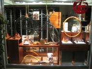 Auch die Schaufenster der Berleburger Einzelhändler haben sich auf das Literaturpflaster eingestellt - hier zu sehen Wiebelhaus; Foto: Rikarde Riedesel