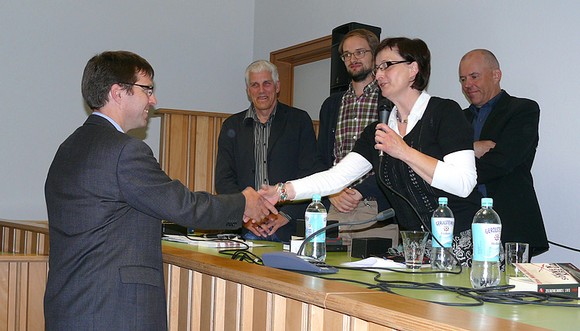 Den Richtertisch überließ Amtsgerichtsdirektor Olaf Wunderlich (l.) gern den Autoren und genoss als Zuhörer das Grauen aus den Federn von Óttar M. Nordfjörd (3. v.l.) und Viktor Arna Ingólfsson (4. v.l.). Mit im Bild Monika Kuhli (r.) und Hartmut Mittelstädt. (WP-Foto Christiane Sandkuhl)