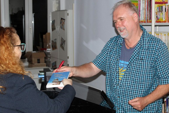 Literaturpflaster Spanien: Michael Kaminski nimmt die Zuhörer mit auf den Jakobsweg und erzählt von den Menschen, die er getroffen hat. (Foto: Jens Gesper)