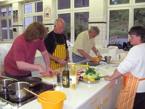 Beim Kochkurs haben die zwölf Teilnehmer mit Jörg Klein (2. v. li.) in der Lehrküche des Berufskollegs ein türkisches Menü gezaubert - und das alles ohne Thermomix. (WP-Foto: Heiner Lenze)