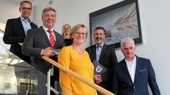 Uwe Haßler, Axel Theuer, Rikarde Riedesel, Bettina Born, Bernd Fuhrmann und Hartmut Schneider (von links) bei der Vernissage in der Sparkasse im Rahmen des Literaturpflasters. (WP-Foto: Lisa Klaus)