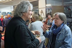 Bei einem guten Glas Wein war es für die Literaturpflaster-Lesungs-Besuchenden im Sanitätshaus Kienzle ganz einfach mit dem Reiseautor Joscha Remus ins Gespräch zu kommen.
