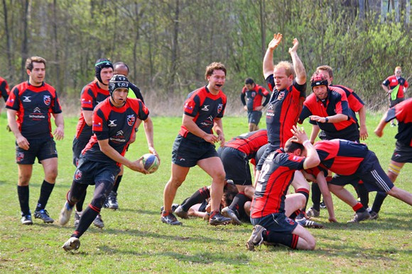 Ein Sport, bei dem es ordentlich zur Sache geht, aber stets fair bleibt: Rugby feiert im Rahmen des Literaturpflasters Premiere auf dem Berleburger Stöppel. (Foto: Veranstalter)