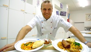 Der Küchenchef der Edermühle, Jörg Klein, gibt seit 2005 die Kochkurse zur Einstimmung auf das Literaturpflaster. (WR-Bild: Mareike Müller)