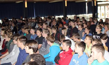 Nach dem Vortrag für 'Erwachsene' am Donnerstagabend hielt Referent Ulrich Scholz in der Aula des Gymnasiums gestern einen Vortrag für Schüler über Vulkane. (SZ-Foto: Björn Weyand)