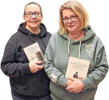 Silvia Becker (l.) und Tabea Bender von der Berleburger Buchhandlung MankelMuth haben auch schon im Jahr vorm Literaturpflaster-Land Tschechien Werke mit einem Bezug zu unserem südöstlichen Nachbarland. (Foto: Jens Gesper)