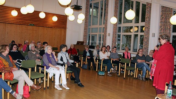 Alle Augen und Ohren sind auf sie gerichtet: Märchenerzählerin Katja Heinzelmann lässt ihr Publikum in eine magische Welt, fernab unserer Realität, eintauchen. (WP-Foto: Emma Rothenpieler)