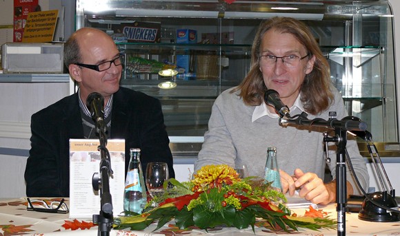 Luiz Ruffato (l.) hatte mit seinem Übersetzer und Moderator Michael Kegler in der Berleburger Odebornklinik einen vergleichbar herzlichen Tenor wie er ihn auf der Frankfurter Buchmesse erfahren hat. (WP-Foto: Christiane Sandkuhl)