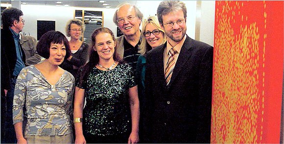 Hongjie Xu, Rikarde Riedesel, Otto Marburger, Dr. Renate Goldmann und Andreas Droese (vorne, v. l. ) freuten sich über die Ausstellungseröffnung. (SZ-Foto: Dr. Volker Gastreich)