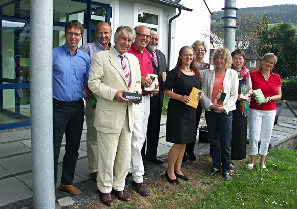 Die Veranstaltergemeinschaft um Rikarde Riedesel (5. v. r.) und Prof. Dr. Ralf Schnell (3. v. l.) machte gestern auf das 19. Bad Berleburger 'Literaturpflaster' zum Thema 'Neuseeland' neugierig. (SZ-Foto: Dr. Volker Gastreich)