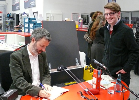 Die Teilnehmer an den Literatur-Lesungen sind teils noch im Jugendalter, was natürlich sehr wünschenswert ist. Hier lässt sich JAG-Schüler und Literaturfreund Florian Grobbel (rechts) eine Widmung des Autors Michel Laub in dessen 'Tagebuch eines Sturzes' schreiben. (WP-Foto: Christiane Sandkuhl)