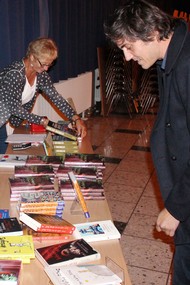 Lesung: 'Ein Lied für Dulce' von Sylvain Prudhomme: Büchertisch im Johannes-Althusius-Gymnasium, Foto: Jens Gesper