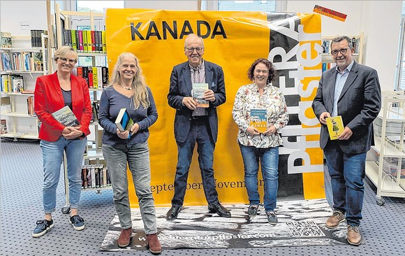 In den neuen Räumen der Bad Berleburger Stadtbücherei stellten das Organisationsteam – Bettina Born, Rikarde Riedesel, Otto Marburger, Heidi Haswell-Lückel (v.l.) – und Bürgermeister Bernd Fuhrmann (r.) das Programm des 28. Literaturpflasters vor. (SZ-Foto: Alexander Kollek)