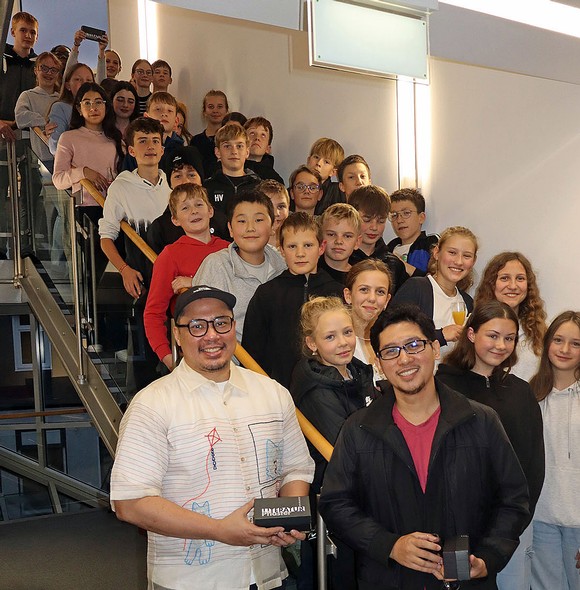 Viele Jugendliche aus den Graphic-Novel-Workshops für die Berleburger Realschule und das Johannes-Althusius-Gymnasium kamen zu der Eröffnung der Ausstellung mit Werken von Jerico Marte und Paolo Herras. (Foto: Jens Gesper)