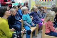 Kindergarten-Lesung: 'Ein Krokodil unterm Bett' von Ingrid und Dieter Schubert; Ingrid Schubert erklärt; Foto: Jens Gesper