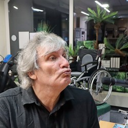 „In einem vielfältigen Land wie den Philippinen, in dem es zahlreiche unterschiedliche Sprachen und Dialekte gibt, dient die nonverbale Geste des Lip-Pointing als universelles Kommunikationsmittel“, schreibt Joscha Remus im Buch - und zeigt hier, was er meint.