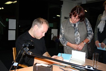 Das Interesse an Kristof Magnussons Einblicken in die Welt Islands war groß im Berleburger Sanitätshaus Kienzle. So bildete sich im Anschluss an die Lesung auch eine ellenlange Schlange am Tisch des Autoren. (WIPO-Foto: Anna Lena Krämer)