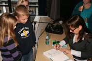 Schullesung IQ Kids von Yrsa Sigurðardóttir, Johannes-Althusius-Gymnasium Bad Berleburg 11.10.2011, Yrsa Sigurðardóttir signiert Schülern und Schülerinnen Bad Berleburger Grundschulen, Foto: Björn Weyand (SZ)