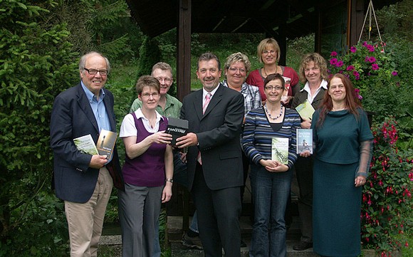 Die Berleburger Veranstaltergemeinschaft um Rikarde Riedesel (r.) stellte jetzt das Programm zum aktuellen Literaturpflaster vor. Bürgermeister Bernd Fuhrmann (4. v. l.) überreichte Monika und Peter Grobbel (2. u. 3. v. l.) den Literatur-Pflasterstein. (SZ-Foto: Dr. Volker Gastreich)