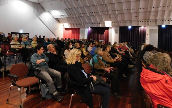 Das Publikum im Bürgerhaus ist am Ende des Multivisionsvortrags von Kay Maeritz begeistert. (Foto: Stadt Bad Berleburg)