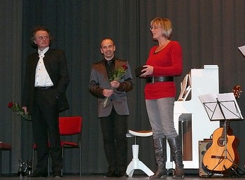 Stolz überreichte Bettina Born von der Kulturgemeinde Georgi Mundrov am Ende den Literatur-Pflasterstein. (SZ-Foto: Ann Kathrin Müsse)