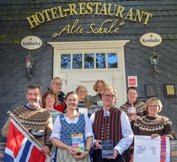 Die Planer und Organisatoren sind perfekt vorbereitet mit Norweger-Pulli und Flagge für das Berleburger Literaturpflaster. (WP-Foto: Britta Prasse)