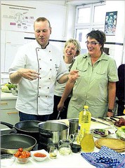 Jörg Klein führte auf lockere Art und Weise durch den Kockkurs. (SZ-Foto: Dr. Volker Gastreich)