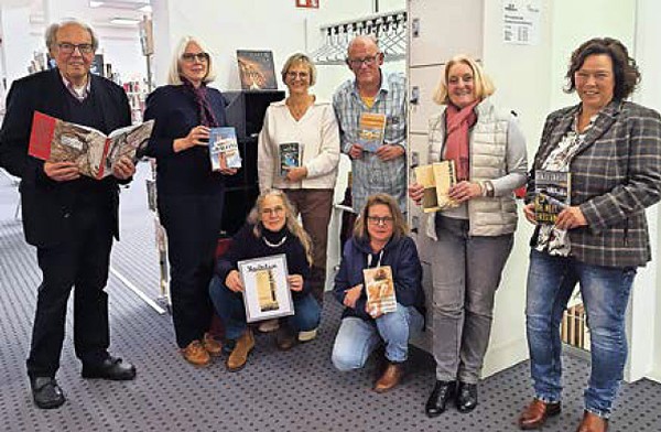 Das Literaturpflaster-Team um Otto Marburger, Christiane Biechele, Bettina Born, Jens Gesper, Ulla Belz, Heidi Haswell-Lückel, Rikarde Riedesel und Tabea Bender (v.l.) freuen sich: Lesestoff aus Slowenien steht jetzt in der Stadtbücherei Bad Berleburg zur Verfügung. (Foto: Stadt Bad Berleburg)