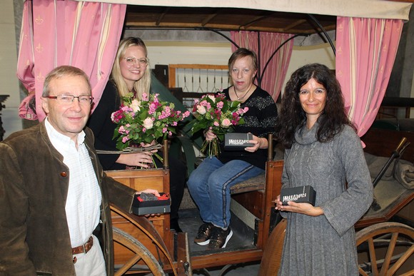 Madeleine Höfer (2. v. l.) überreichte Literaturpflastersteine an Karsten Wolter, Heike Spies und Prof. Temelli (v. l.). (Foto: Jens Gesper)