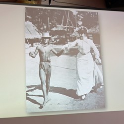 Candy Gourlay hatte dieses Foto mit nach Bad Berleburg gebracht. Damit begann für sie 2005 die Recherche zu ihrem Roman „Wild Song“, der erst die Autorin, dann ihr Publikum mit zur Weltausstellung 1904 nach St. Louis nahm.