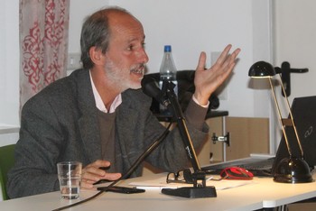 Dr. Carlos Collado Seidel lieferte als Fachmann für moderne spanische Geschichte an der Marburger Universität dem Literaturpflaster-Publikum im Abenteuerdorf Wittgenstein in gut 60 Minuten viel Wissen und Erkenntnis. (Foto: Ev. Kirchenkreis Wittgenstein)