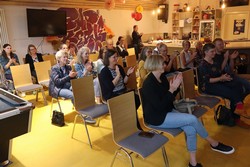 Die Zuhörenden der wunderbaren Literaturpflaster-Lesung waren begeistert von Candy Gourlay, die Veranstaltung hätte mehr Publikum verdient gehabt.