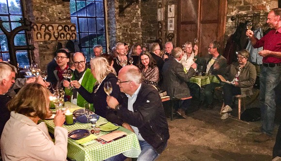 In der Arfelder Schmiede wurde am Freitagabend in geselliger Runde – wie es auch in Georgien Tradition ist – unter anderem auf den Frieden angestoßen. (SZ-Foto: ams)