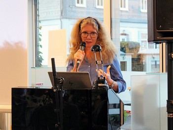 Andrine Pollen führt die Besucher in die norwegische Literatur ein. (WP-Foto: Lisa Klaus)