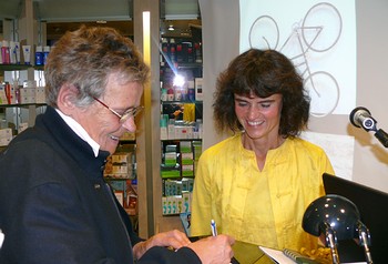 Mit 'Roter Mohn und roter Staub, von Revolten und Träumen' hielt die Schweizer Literaturwissenschaftlerin Alice Grünfelder (r.) einen bewundernswerten Vortrag über die Gegenwartsliteratur Chinas. (WP-Foto: Christiane Weinhold)