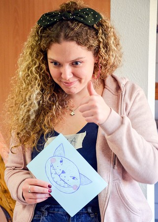 Die georgischen Künstlerinnen Ana Chubinidze und Elene Chichashvili bieten einen Bastel-Workshop für Kinder an. (WP-Foto: Britta Prasse)