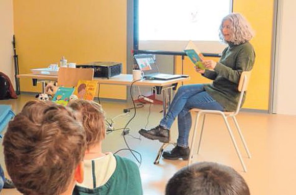 Kinder- und Jugendbuchautorin Inés María Jiménez ist auf einer zweiwöchigen Lesereise in Bad Berleburger Schulen und Kindergärten unterwegs – hier in der Kindertagesstätte 'Pusteblume'. (SZ-Foto: Martin Völkel)