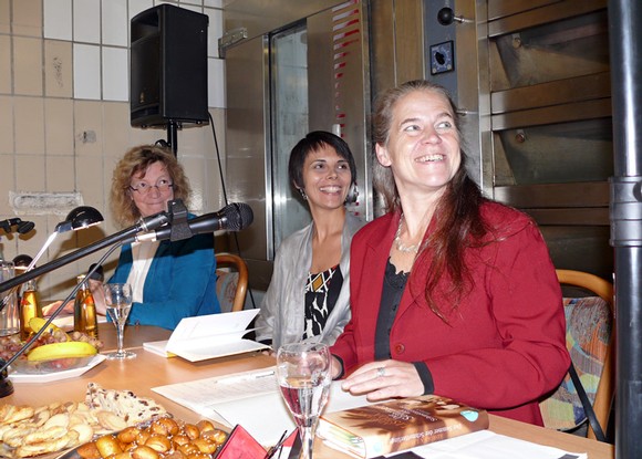 Drei Frauen vor dem Backofen: Marlen Jourdan, Adriana Lisboa und Rikarde Riedesel, ein literarisches Trio, das dem 'Sommer der Schmetterlinge' die Stimmen gab. (WP-Foto: Christiane Sandkuhl)