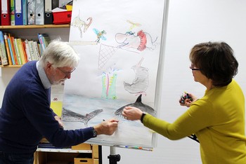 Im Teamwork malten Dieter und Ingrid Schubert den Mädchen und Jungen im Girkhäuser Zwergenland auf dem Literaturpflaster ein Bild, das die Kinder künftig zum Weiterzeichnen inspirieren soll. (Foto: Jens Gesper)