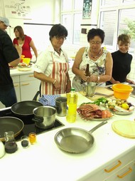 Kochkurs Island mit Jörg Klein (Küchenchef Hotel Edermühle), Küche des Berufskollegs Wittgenstein 26.09.2011, Kochkursteilnehmer, Foto: Volker Gastreich (SZ)