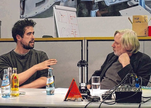 Thomas Heerma van Voss (l.) im Gespräch mit Übersetzer Ulrich Faure. (SZ-Foto: Guido Schneider)