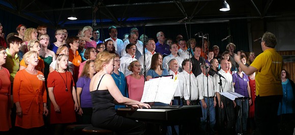 Ohne große Anstrengung stand ein großartiges Chorkonzert im Rahmen des 21. Berleburger Literaturpflasters mit Cantarelli aus dem finnischen Tampere und den Berleburger Singsation auf der Bühne der Realschulaula. (WP-Foto: Christiane Sandkuhl)