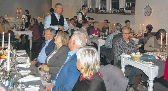 Die Besucher des Spezialitätenabends lernten die kulinarischen Vorzüge des Literaturpflaster-Landes Indonesien kennen. (SZ-Foto: Franziska Henk)